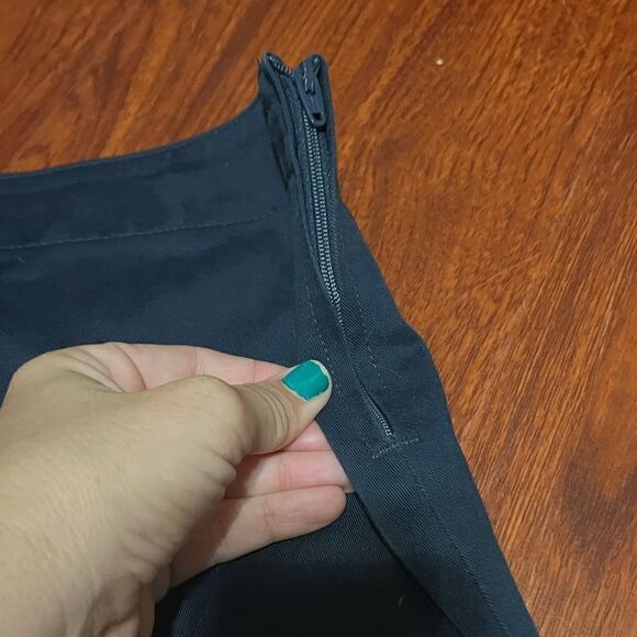 LANDS END A-Line Navy Blue skirt with built-in shorts. Size 8. - Picture 6 of 8